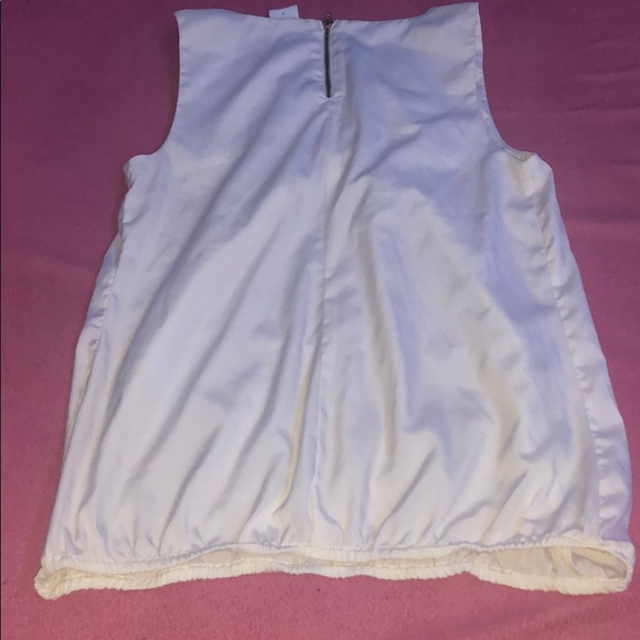 A blouse - Picture 2 of 3